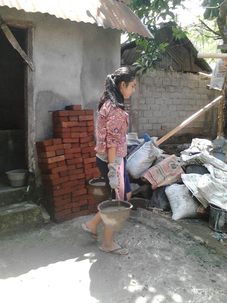 Brenda jadi kuli bangunan